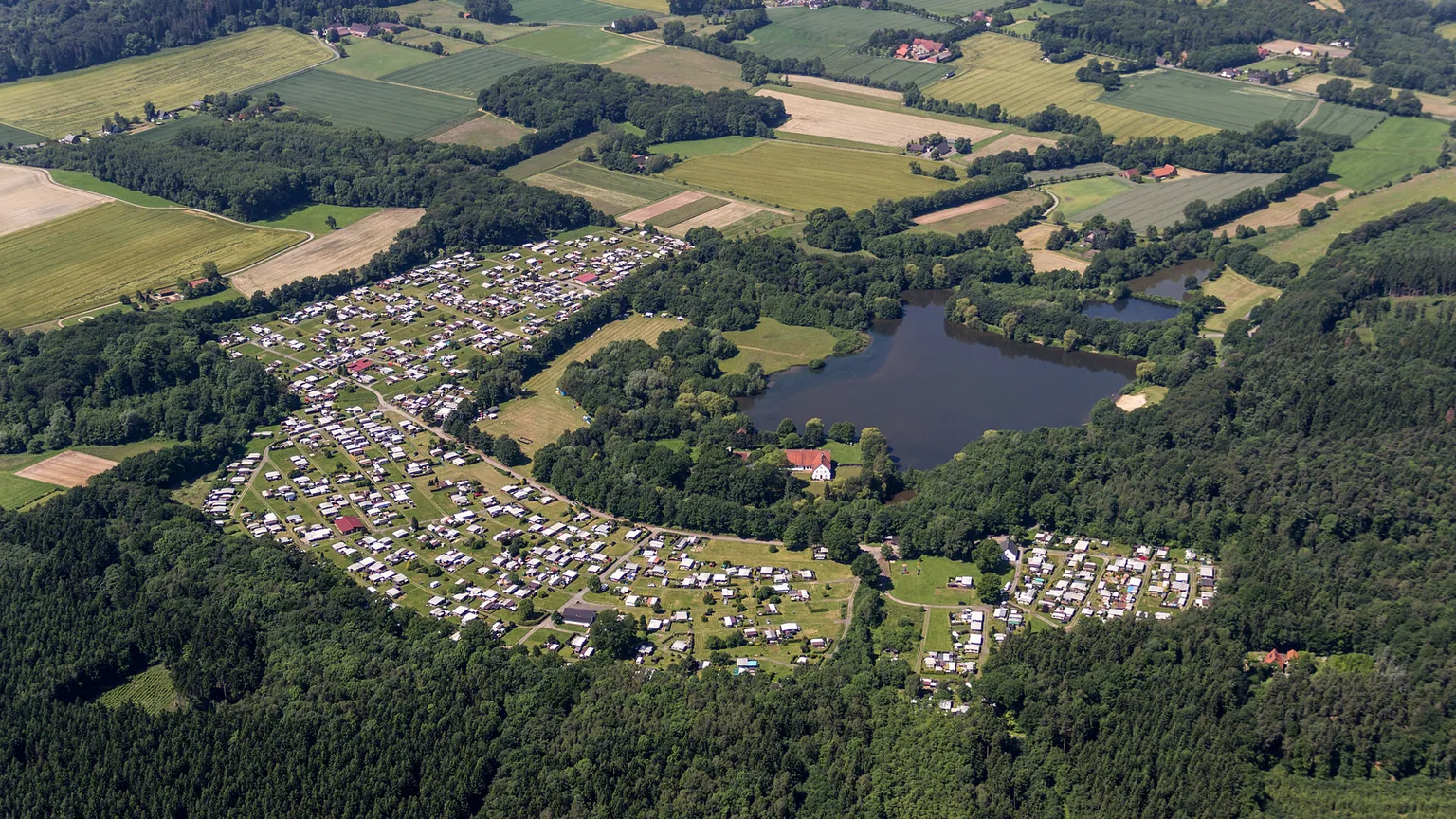 Camping aan een Oostenrijks bergmeer met tenten en campers