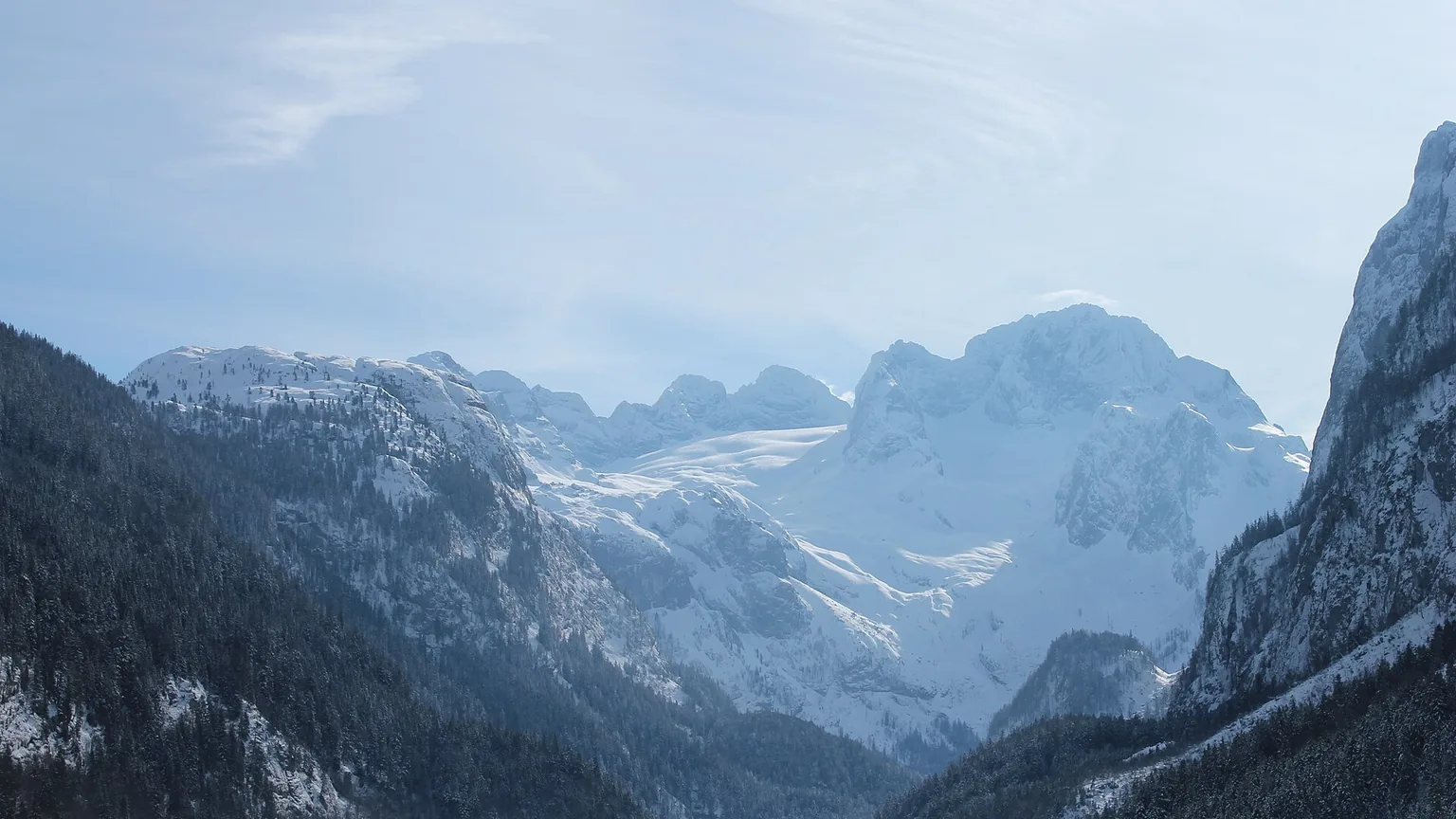 Helder bergmeer met steiger en bergen op de achtergrond