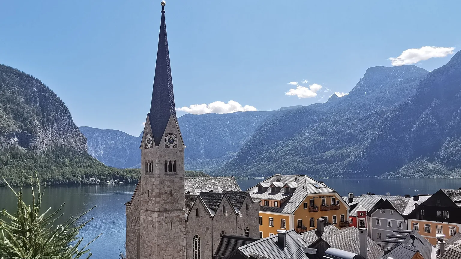 Het iconische uitzicht over het meer op het dorp Hallstatt