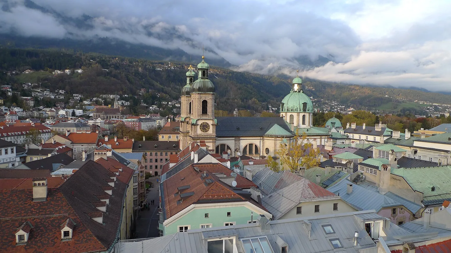 Kleurrijke huizen in Innsbruck met de Nordkette op de achtergrond
