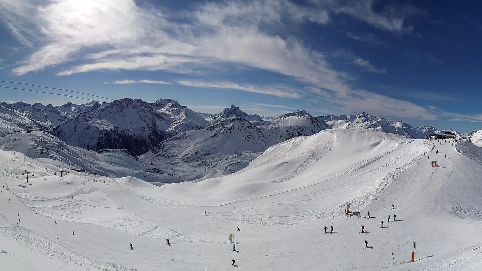 Skiërs op een geprepareerde piste in een Oostenrijks skigebied