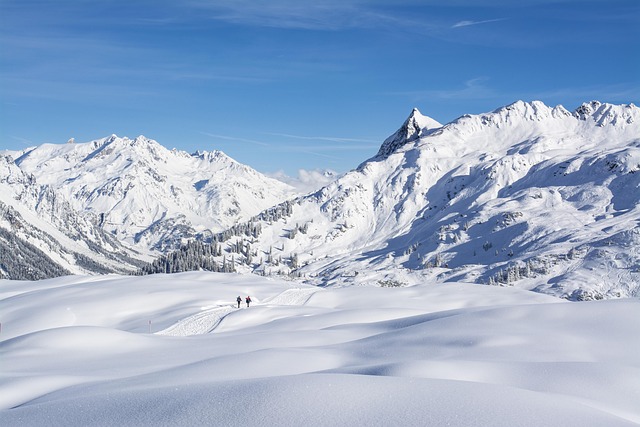 mooie besneeuwde bergen in oostenrijk